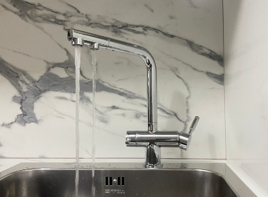 Depuratore acqua installato in cucina con rubinetto per acqua filtrata