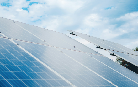 Impianto fotovoltaico con pannelli solari per produzione di energia elettrica da fonte rinnovabile