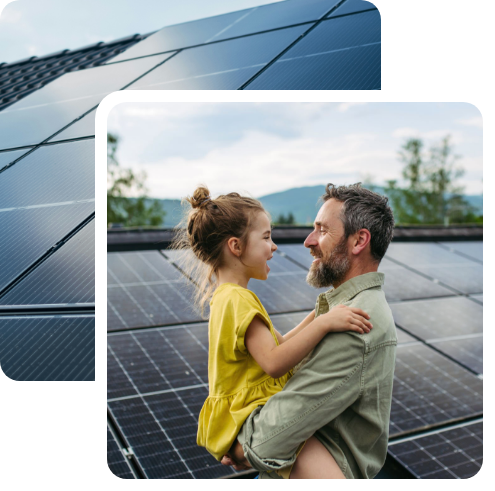 Famiglia davanti a casa con impianto fotovoltaico per ridurre i costi energetici