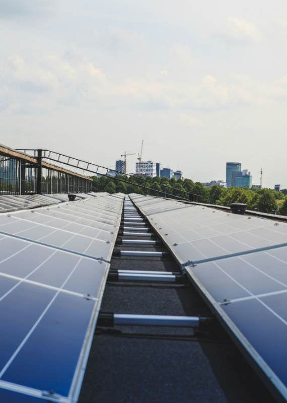 Impianto fotovoltaico su tetto industriale per produzione di energia su larga scala