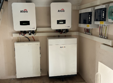 Inverter e batterie di accumulo installati per impianto fotovoltaico