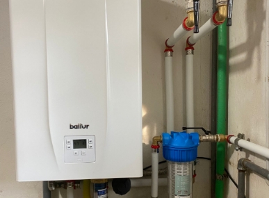 Caldaia installata con impianto idraulico e sistema di filtrazione per migliorare l’efficienza domestica