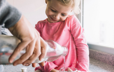 Acqua filtrata sicura per la famiglia grazie a un sistema di depurazione domestico